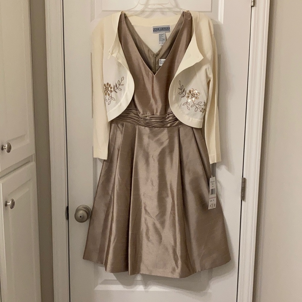 Jessica Howard taupe NWT dress with shrug included